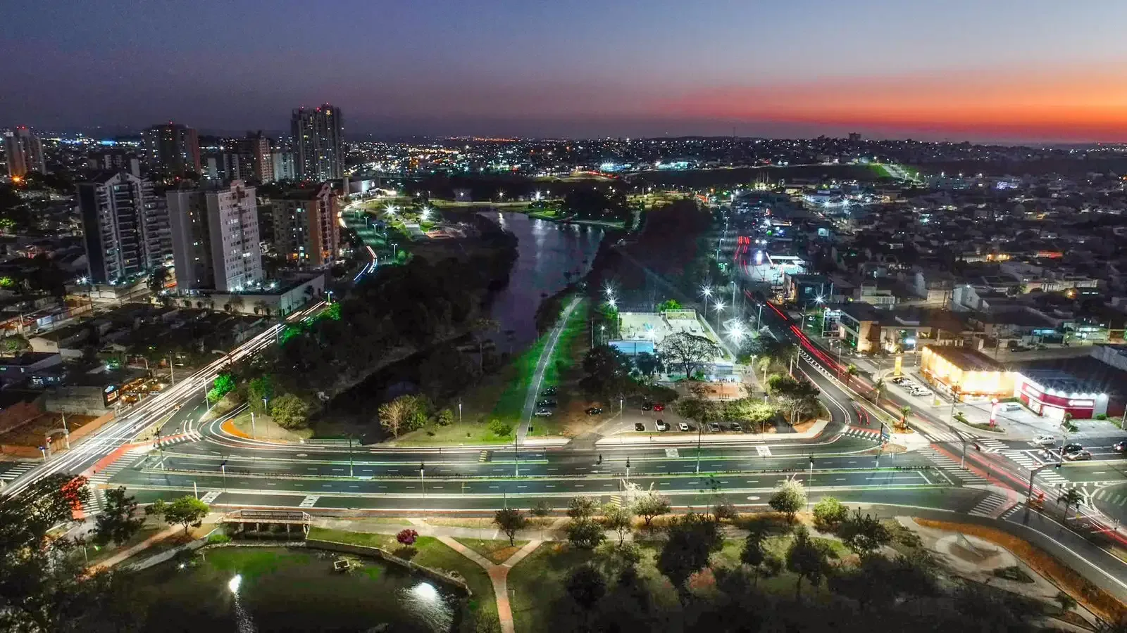 Área urbana de Indaiatuba ao entardecer